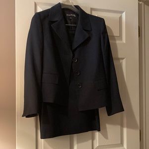 Beautiful lined Evan Picone suit -Navy!
